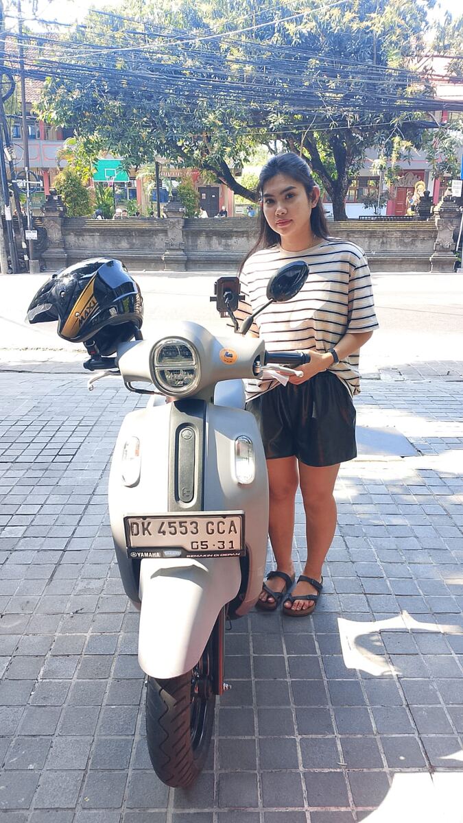 Customer with a cream Yamaha Fazzio